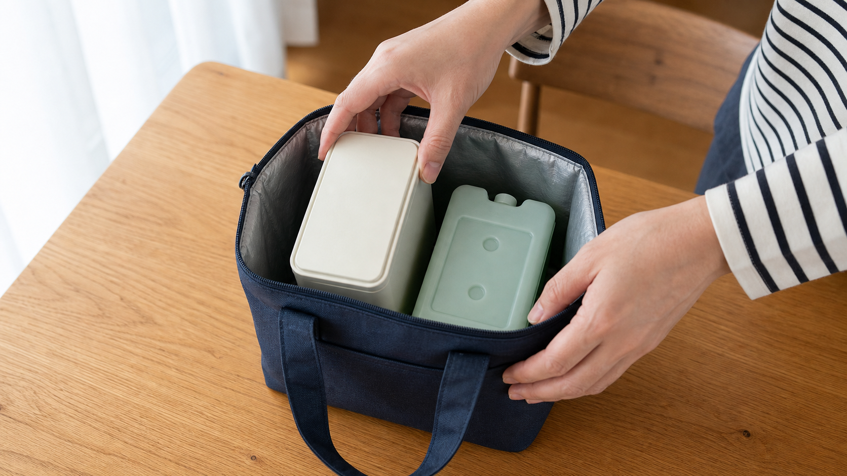 弁当箱と薄い保冷剤を小さめ保冷バッグへ入れる前の確認
